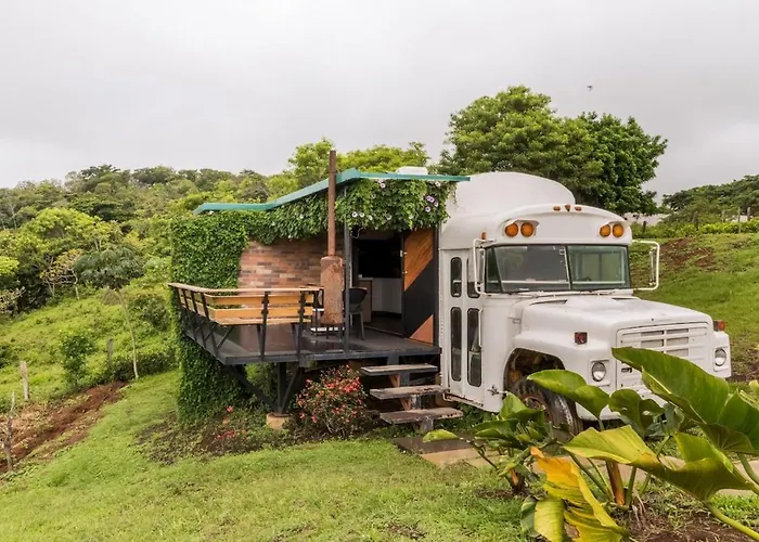 Luxury Converted School Buses Near Arenal Hébergement de vacances *