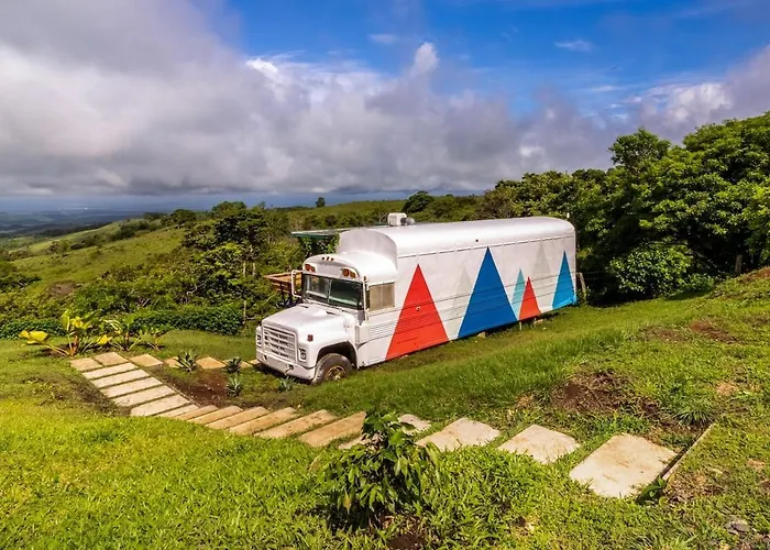 Hébergement de vacances Luxury Converted School Buses Near Arenal