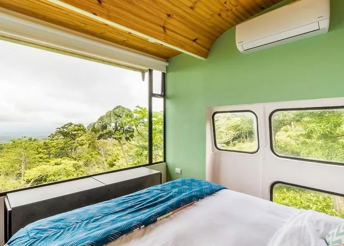 Hébergement de vacances Luxury Converted School Buses Near Arenal