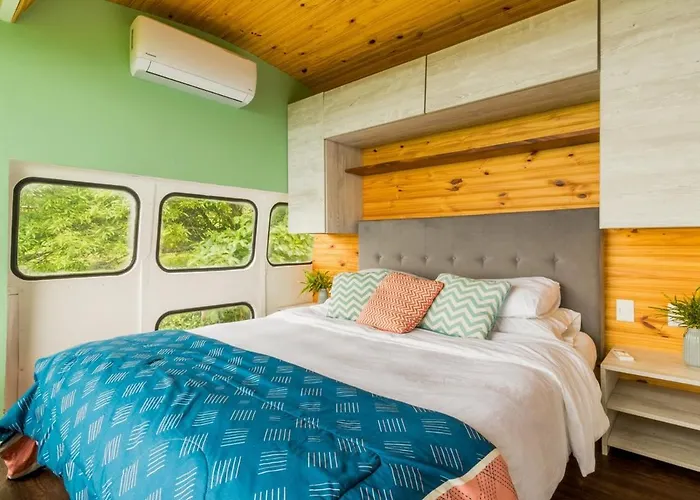 Luxury Converted School Buses Near Arenal Hébergement de vacances Tilarán
